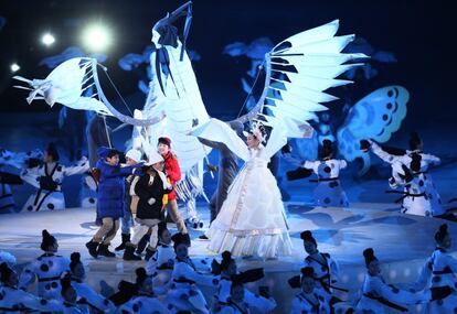 Bailarines representan "Tierra de Paz" durante la ceremonia de inauguración de los Juegos Olímpicos de PyeongChang 2018, el 9 de febrero.