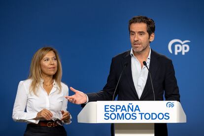 El vicesecretario de Cultura y portavoz del PP, Borja Sémper, y la vicesecretaria de Igualdad, Conciliación y Política Social, Ana Alós, durante una rueda de prensa, este lunes en la sede de la formación en Madrid.