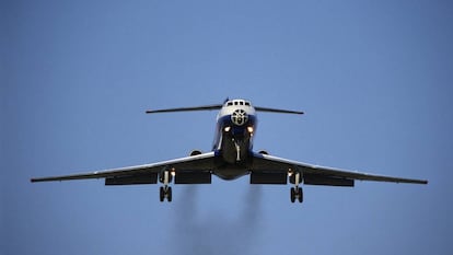 Rastro poluente deixado por um avião ao aterrissar.