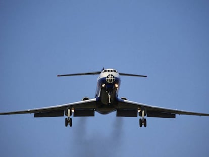 Rastro poluente deixado por um avião ao aterrissar.