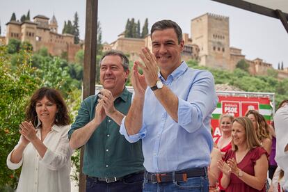 Pedro Sánchez, con el candidato del PSOE a la presidencia de la Junta de Andalucía, Juan Espadas, en un acto el domingo en Granada.