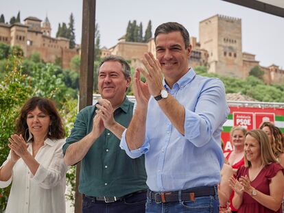 Pedro Sánchez, con el candidato del PSOE a la presidencia de la Junta de Andalucía, Juan Espadas, en un acto el domingo en Granada.