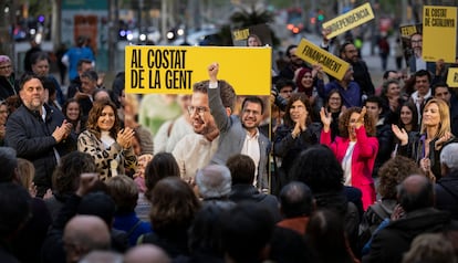 Oriol Junqueras (izquierda) y Pere Aragonès (centro), durante el acto de arranque de la campaña electoral de ERC este jueves en Barcelona.