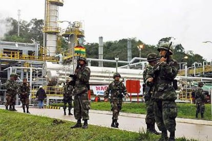 Varios soldados del Ejército de Bolivia vigilan hoy las instalaciones del pozo de gas de San Alberto.