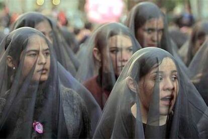 Marcha de mujeres, con velos de luto, en México DF, organizada en noviembre de 2002.