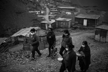 Un grupo de vecinas se marchan a sus casas con las raciones para sus familias. Una sabe que pasa hambre, pero también sabe si la vecina está bien o está mal, si el niño se puso enfermo y cualquier problema o preocupación se conversa en las trochas y los cruces del cerro. En ausencia de establecimientos para uso público los caminos son puntos de encuentro para compartir problemas e intentan dar soluciones de manera colectiva, ya que ni las autoridades de la municipalidad ni del Gobierno llegan a estos puntos apartados dentro de la capital peruana.