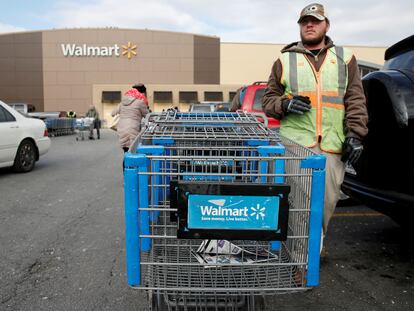 Un empleado de un establecimiento de Walmart en Chicago (Illinois), en una imagen de archivo.