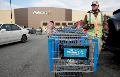 Un empleado de un establecimiento de Walmart en Chicago (Illinois), en una imagen de archivo.