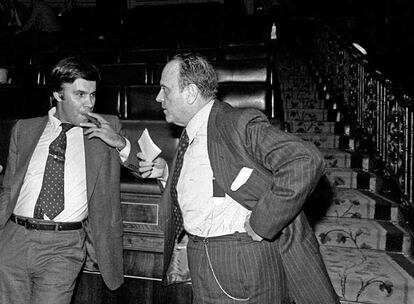 Felipe Gonzlez, a la izquierda, y Manuel Fraga, en el hemiciclo del Congreso de los Diputados tras las elecciones del 15-J.