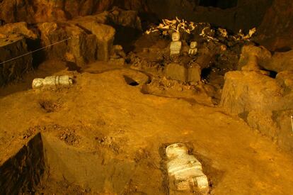 As esculturas encontradas estão todas feitas em pedra.