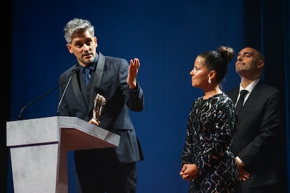 E realizador Marcel Barrena (i) acompañado por la nieta de Manolo Vital, Joana Vital, tras recibir el ´Premio especial del Público´ por su película ´El 47´ durante la XVII edición de los Premios Gaudí de la Academia del Cine Catalán.