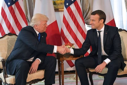 Macron y Trump se dan la mano el pasado 25 de mayo, en la cumbre de la OTAN, en Bruselas.