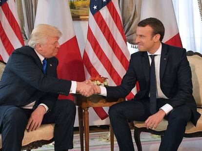 Macron e Trump com o longo aperto de mãos de 25 de maio passado, em Bruxelas, durante a cúpula da OTAN.