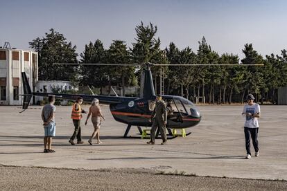 Soldados del Ejército libanés ayudan a unos turistas a subir a un helicóptero R44 del ejército. Se trata de una vuelta de 15 minutos por el valle de la Bekaa, saliendo de la Base Aérea de Rayak. La excursión cuesta 150 dólares (50 por persona). Mantener un helicóptero R44 una hora en el aire cuesta unos 300 dólares, de modo que cada minuto que despega un vuelo turístico es una fuente valiosa de dólares adicionales para las fuerzas aéreas. Los ingresos proporcionados por el turismo ayudarán a comprar combustible y recambios.