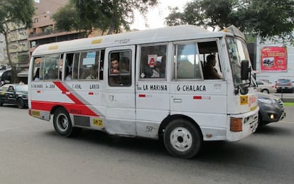 Una clásica 'combi' circulando por las calles de Lima.