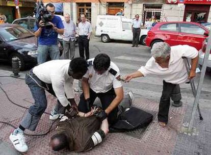 Momento en que fue detenido el supuesto asesino de Victoria, el pasado 23 de junio, en la plaza de Soledad Torres Acosta, en Madrid.