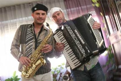 Los hermanos Hristov, músicos búlgaros que trabajan de taxistas, en su casa de Madrid.