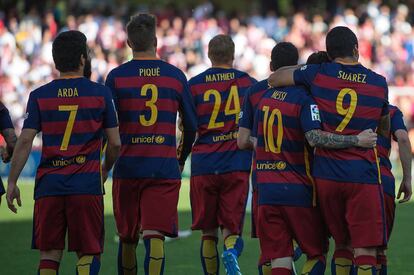 Los jugadores del Barça en Los Cármenes.