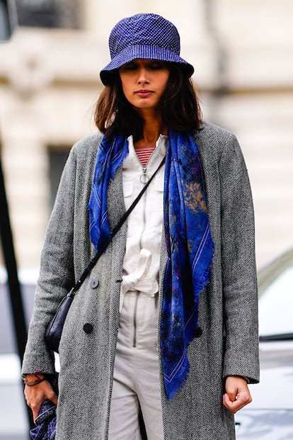 Otro look de street style de lo más inspirador: mono, abrigo largo y gorrito de pescador a juego con el pañuelo.