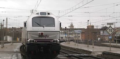 Llegada del tren talgo pendular a una estaci&oacute;n. EFE/Archivo