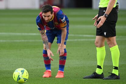 El delantero argentino del Barcelona, Lionel Messi, se golpear el balón.