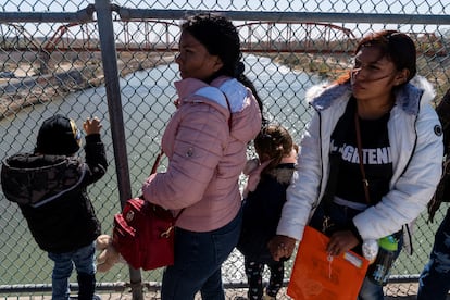 Migrantes de Venezuela y Guatemala, en Eagle Pass, Texas, el 18 de enero de 2025.