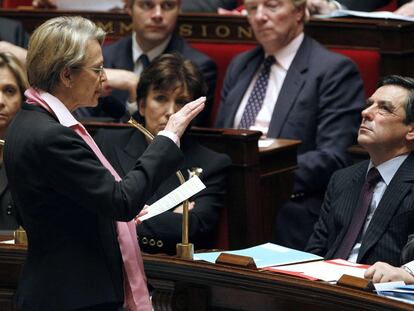 La ministra de Exteriores, Michèle Alliot-Marie, se dirige al primer ministro, François Fillon, ayer en el Parlamento.
