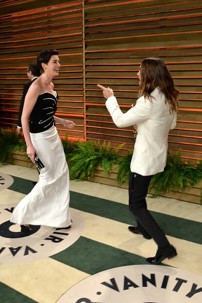 Jared Leto y Anne Hathaway se saludan a la entrada de la fiesta Vanity Fair.