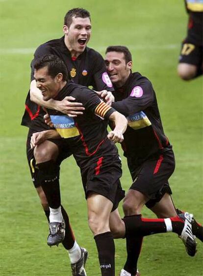 Arango celebra el gol de la victoria con sus compañeros Scaloni y David Navarro.