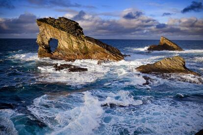 Vista del arco natural Gaada Stack en la isla de Foula.