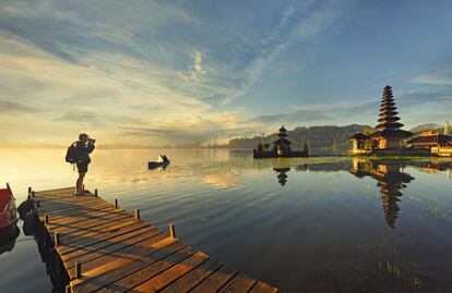 Un turista fotografía el Templo Pura Ulun Danu Bratan, en Bali (Indonesia).