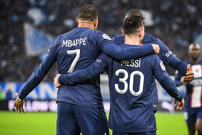 Mbappé y Messi celebran uno de los goles del PSG. El francés alcanzó la cifra de 200 goles en el conjunto parisino, mientras que Messi llegó a los 700 entre Barça y PSG.