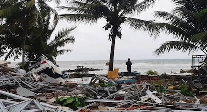 El tsunami golpe&oacute; una zona tur&iacute;stica en medio de un concierto de m&uacute;sica en la playa.