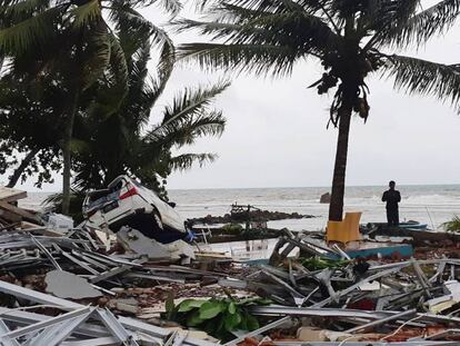 El tsunami golpe&oacute; una zona tur&iacute;stica en medio de un concierto de m&uacute;sica en la playa.