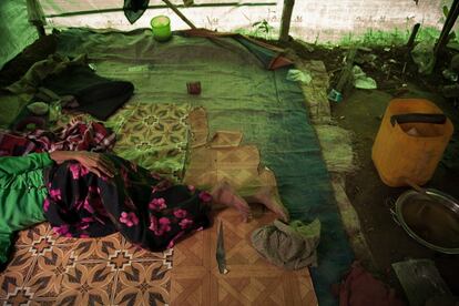 “Hacinados en improvisadas estructuras de paja, los rohingyas IDP habitan soluciones temporales que se han derivado en permanentes y delimitado una forma de vida deficitaria. La falta de alimento y refugio, de agua potable, de saneamiento y atención médica adecuada es ya una rutina para las comunidades desplazadas, en las que la desesperación erosiona rápidamente su dignidad y esperanza”.