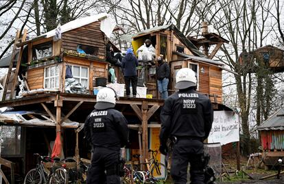 Agentes de la policía alemana durante el desalojo de la localidad de Lüetzerath, en el oeste de Alemania, este miércoles. 