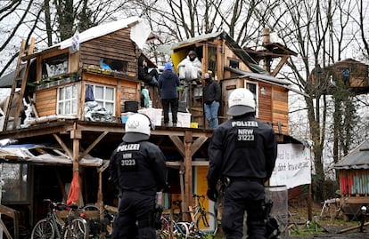 Agentes de la policía alemana durante el desalojo de la localidad de Lüetzerath, en el oeste de Alemania, este miércoles.