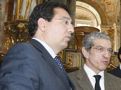 Los presidentes de Cajasol y Unicaja, Antonio Pulido y Braulio Medel, el pasado octubre