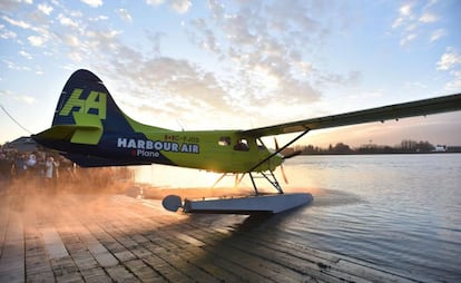 El primer avión comercial totalmente eléctrico se prepara para despegar en el aeropuerto de Vancouver, Canadá.