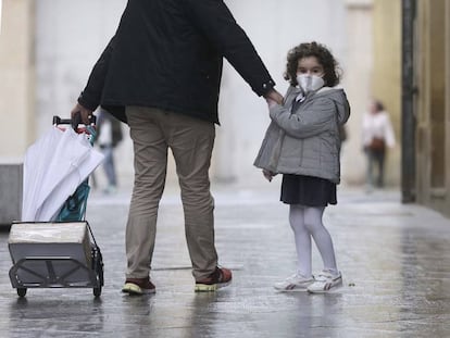 Una niña en la Parte Vieja de San Sebastian.