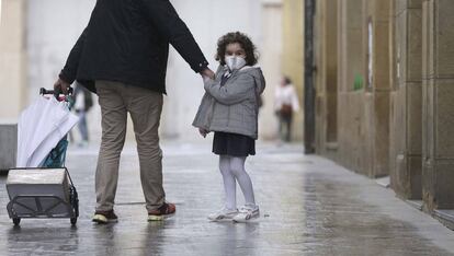 Una niña en la Parte Vieja de San Sebastian.