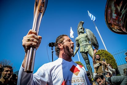 El actor Gerald Butler (Leónidas en '300'), con la antorcha olímpica el pasado marzo en Esparta.