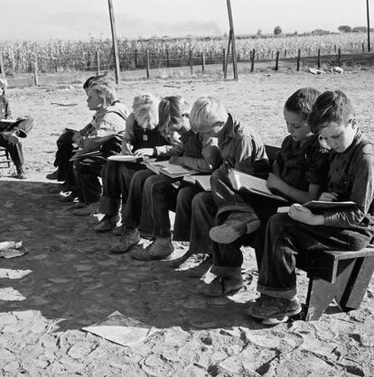 Lange fotografía la vida cotidiana de las familias asoladas por la crisis. En la imagen niños en la escuela de Lincoln Bench, Oregon (1939).