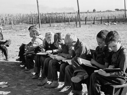 Lange fotografía la vida cotidiana de las familias asoladas por la crisis. En la imagen niños en la escuela de Lincoln Bench, Oregon (1939).
