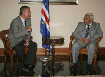 Jesús Caldera conversa con el presidente de la República de Cabo Verde, Pedro Verona Pires, en Praia.