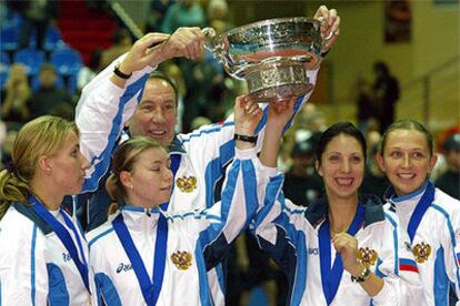 El capitán del equipo ruso, Shamil Tarpishev, levanta la Copa junto a sus jugadoras.