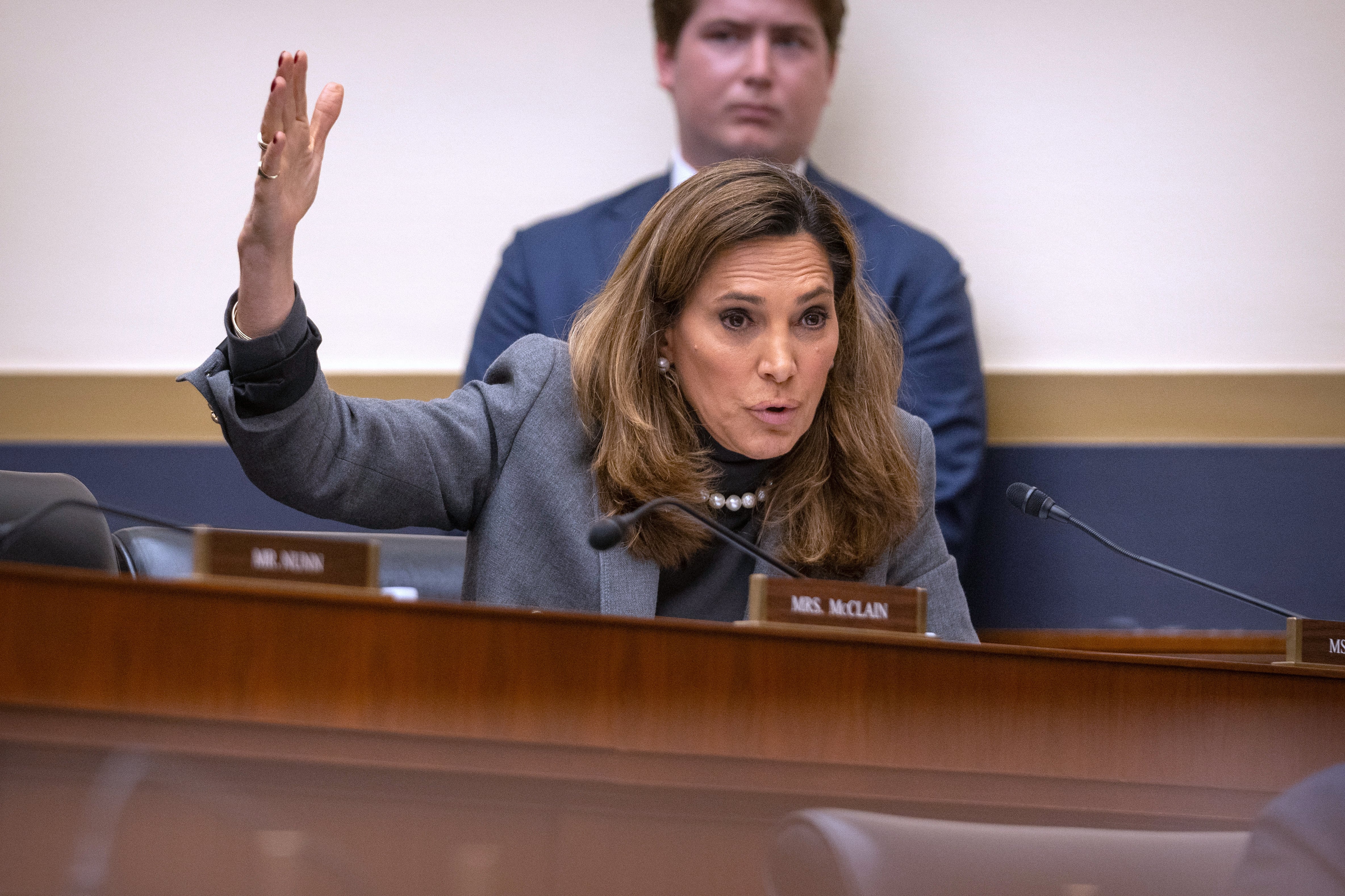 María Elvira Salazar, congresista de Florida, rompe filas con los republicanos cubanoamericanos de Miami y Trump