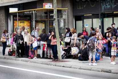 Parada de autobús en la calle de Roger de Llúria, Barcelona.