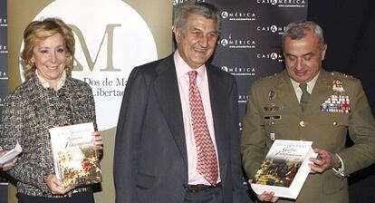 Esperanza Aguirre, Jes&uacute;s Posada y el Jefe de Estado Mayor del Ej&eacute;rcito de Tierra, general Fulgencio Coll,en la presentaci&oacute;n del Diccionario.