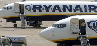 Varios aviones de la aerol&iacute;nea irlandesa de bajo coste Ryanair.